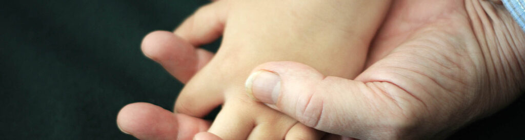 目前這張圖片沒有替代文字。檔案名稱: hand-in-hand.27be4feaf40a0311ba34.jpg